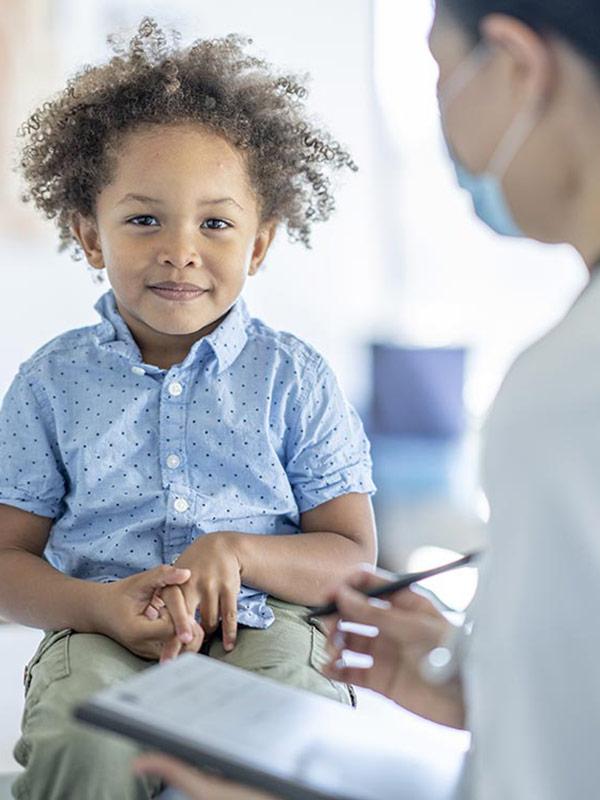 Niño con un doctor