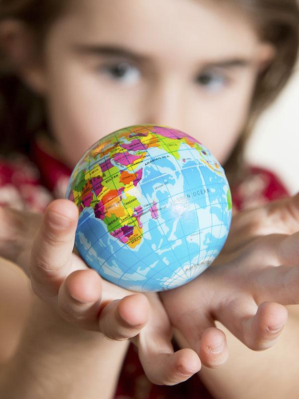 Petite fille avec un globe dans les mains