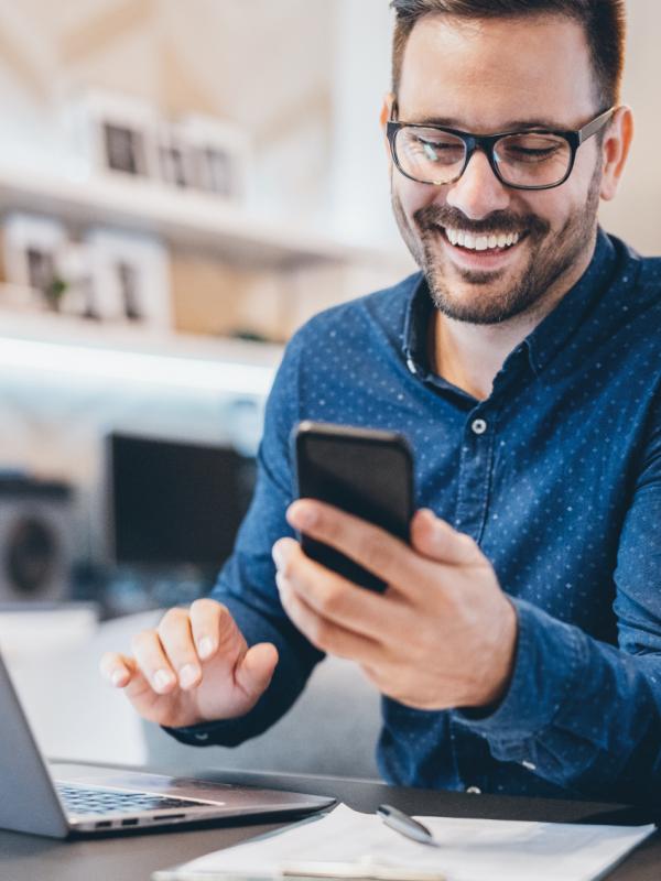 Homme tenant un téléphone mobile dans les mains