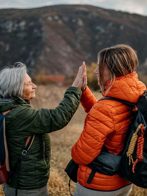 Deux dames qui se tapent dans la main