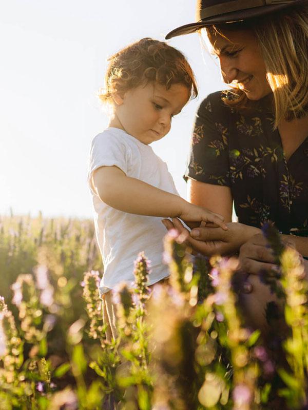 Mãe com a sua filhinha num campo de lavanda