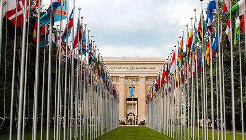 Edificio de las Naciones Unidas con banderas de todo el mundo