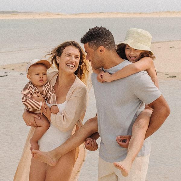 Een gezin met 2 kinderen op het strand