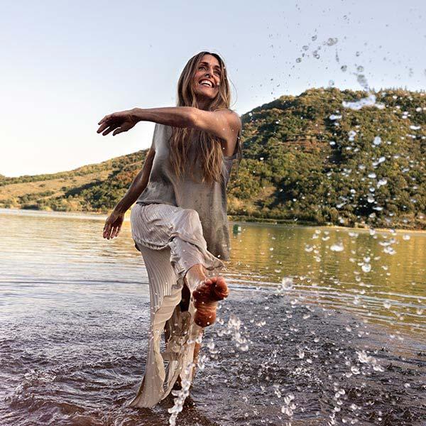 femme danse dans l'eau