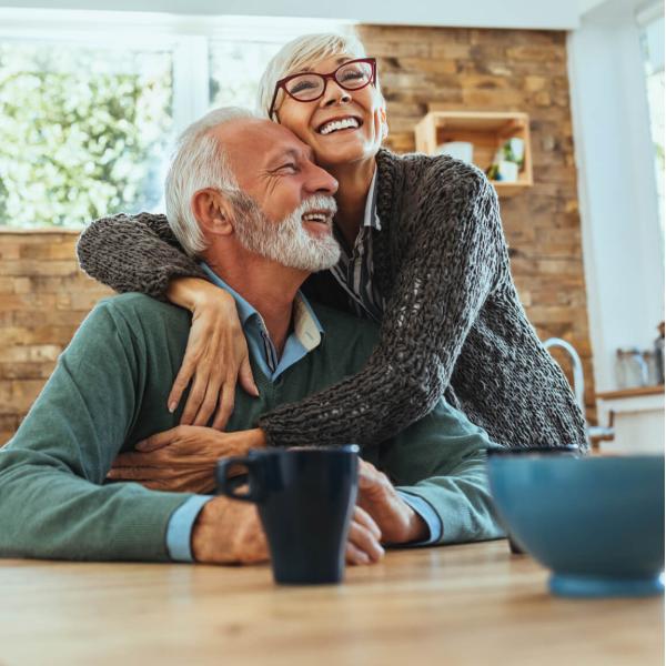 Una feliz pareja de ancianos en una cocina