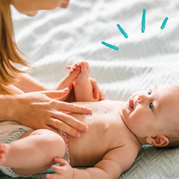 Um bebê recebe uma massagem de sua mãe