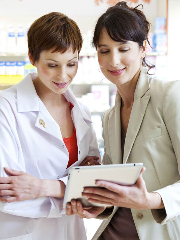 Une pharmacienne avec une Attachée à la Promotion du Médicament